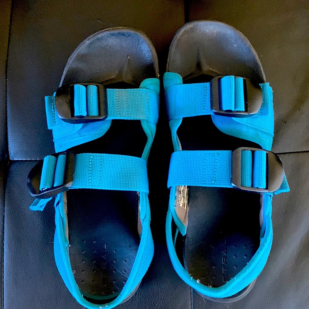 Womens size 8 astral sandals